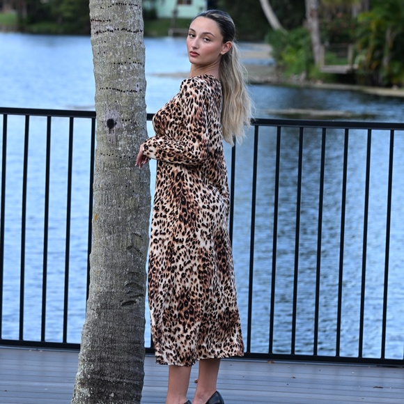 DEVORAH'S SECRET Modest Midi Dress Leopard Print / Regular& Plus sizes - Picture 2 of 7